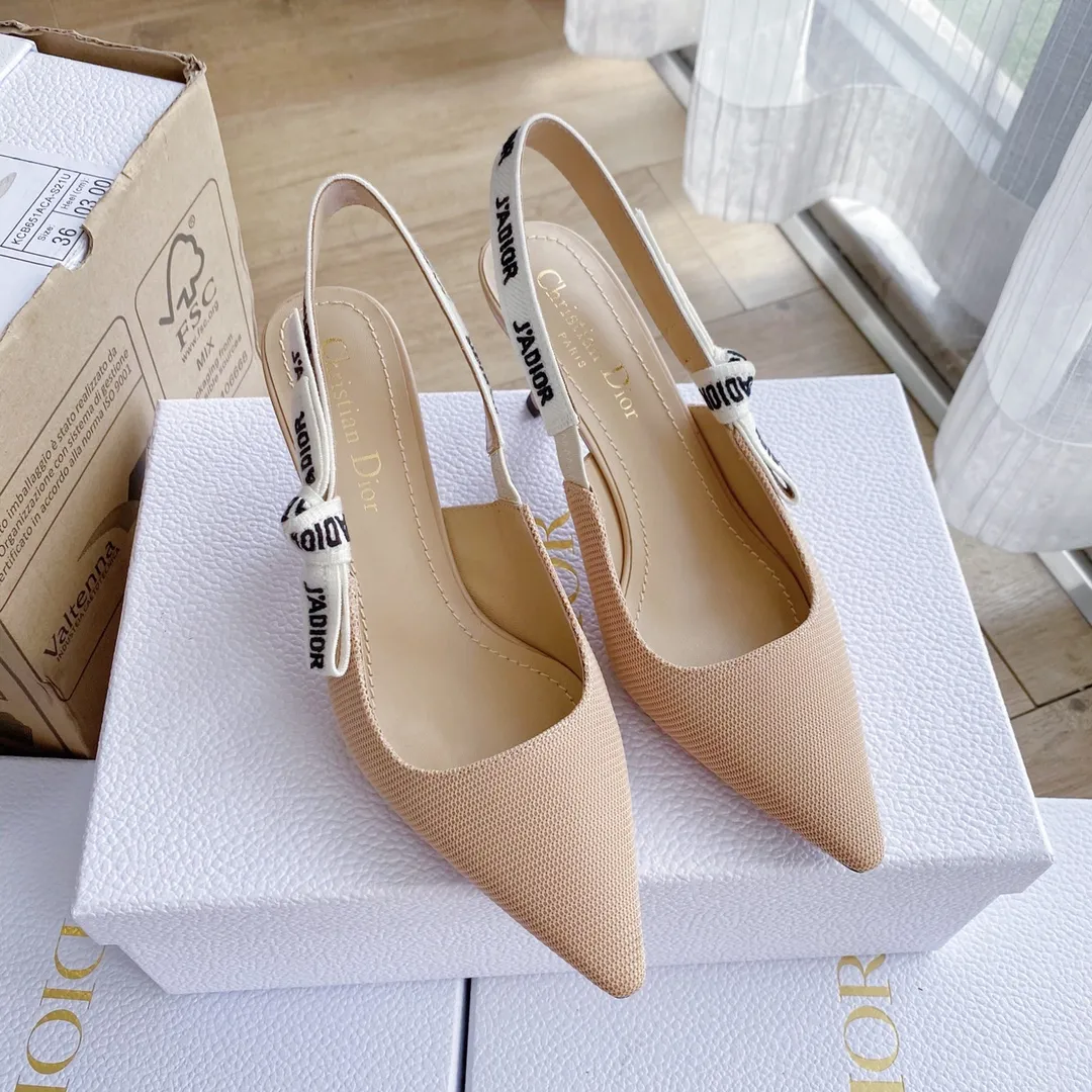 👟👟Ex-factory price 440👟👟 Developed one-to-one from the original version, 👠👠✨ ✨Dior’s popular sandals are new🔥 🔥 The same style as the most popular internet celebrities and celebrities of the year💁 💁. Imported fabric, lining and feet are made of calfskin lining🐑. Original molded heel, heel height 10Cm 6.5cm💘 Original molded metal outsole with five-pointed star LOGO mark✨. Original bow, 💅 Italian leather outsole. 👄💋 Full set of packaging (bags, cards, invoices, one-to-one wrapping paper) 34 40 41 customized